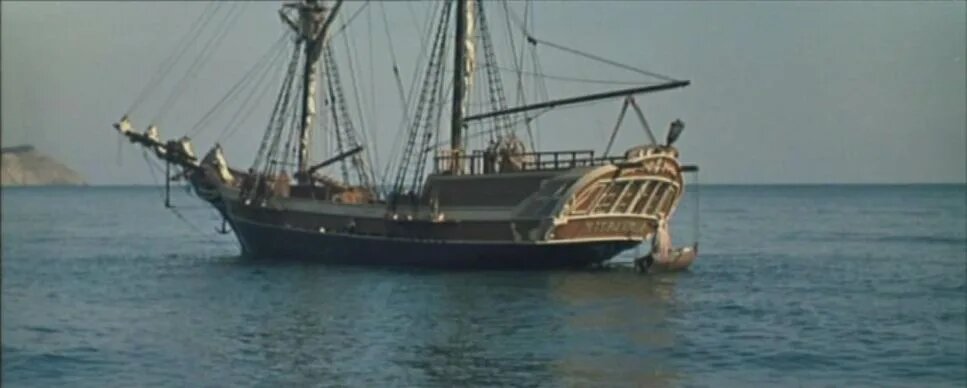 Считайте, это флагман пиратов, только туда 100 человек набилось. И вы видите, человек с лодки запросто может заглянуть в окно. Фото из свободных источников.