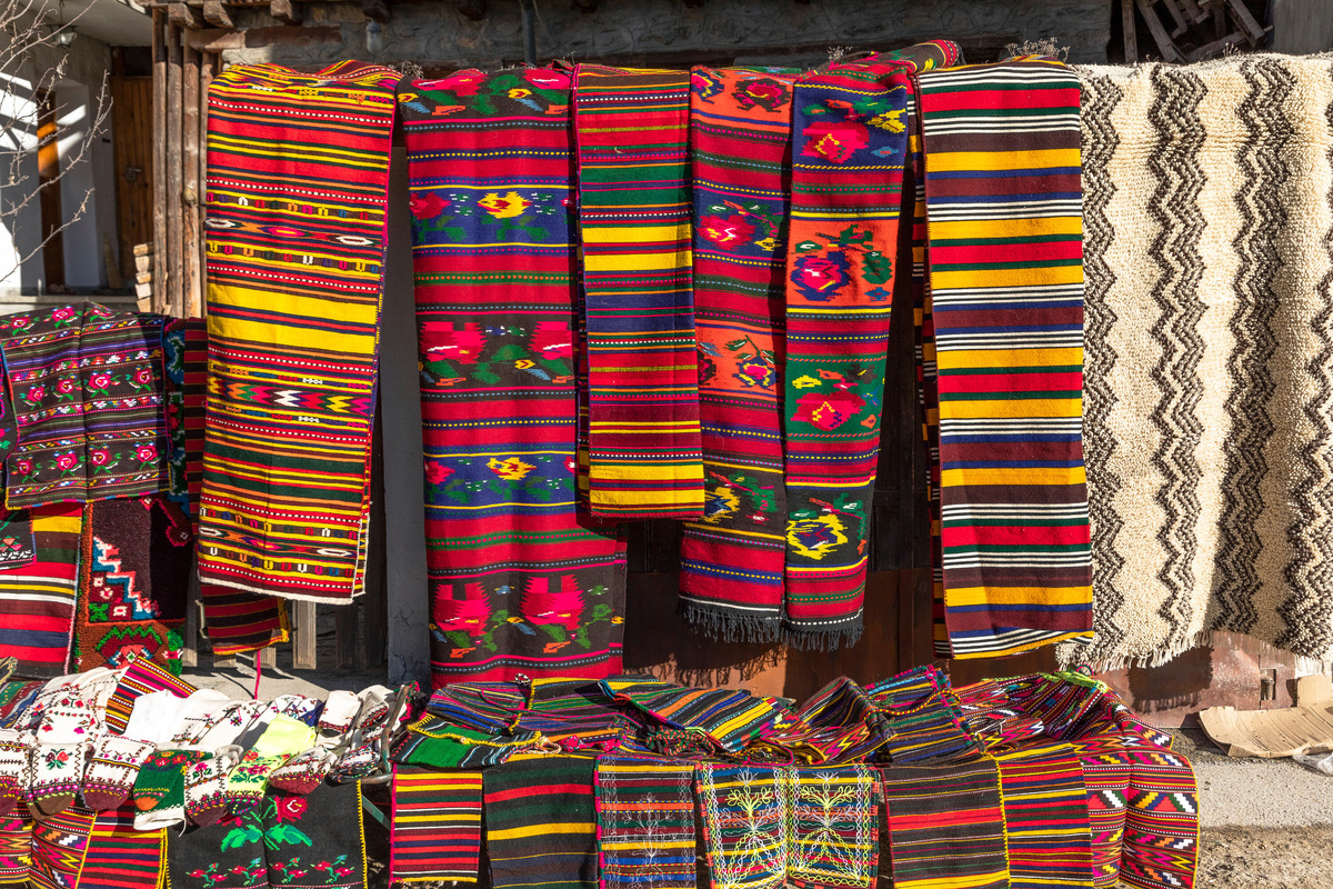 Мастера охотно рассказывают об орнаментах и технике ткачества. Главное —искусно торговаться, и можно увезти лучший ковёр за вполне приличные деньги. Фото: Shutterstock