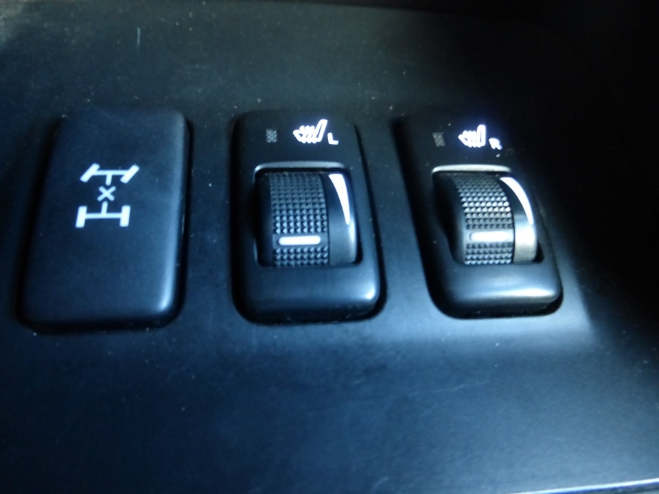 В кнопке межосевого дифа светодиод ещё до изменения угла его свечения (фото дневное)