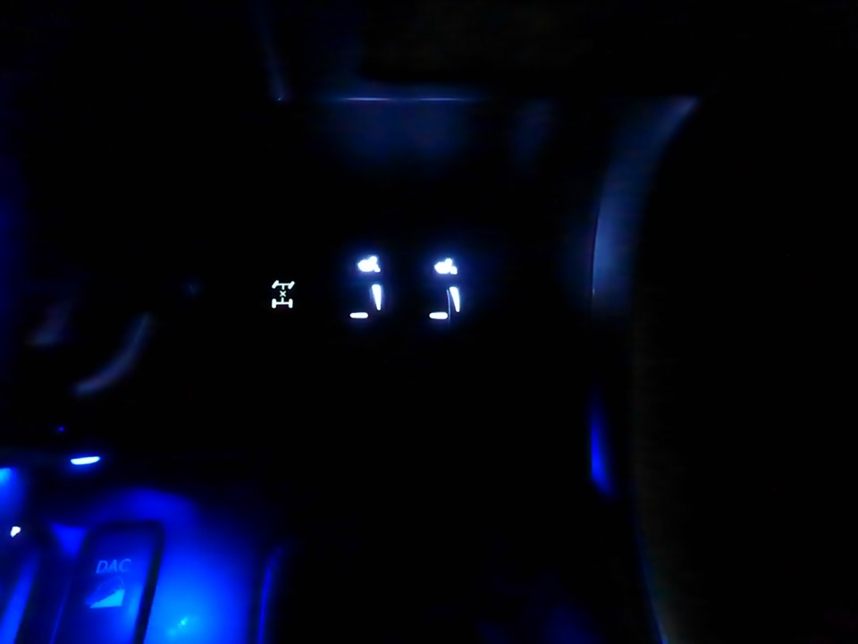 Фото в ночное время. Немного отдаёт синим цветом, но это на фото из-за подсветки на заряднике регистратора. В реале цвет подсветки кнопок белый.