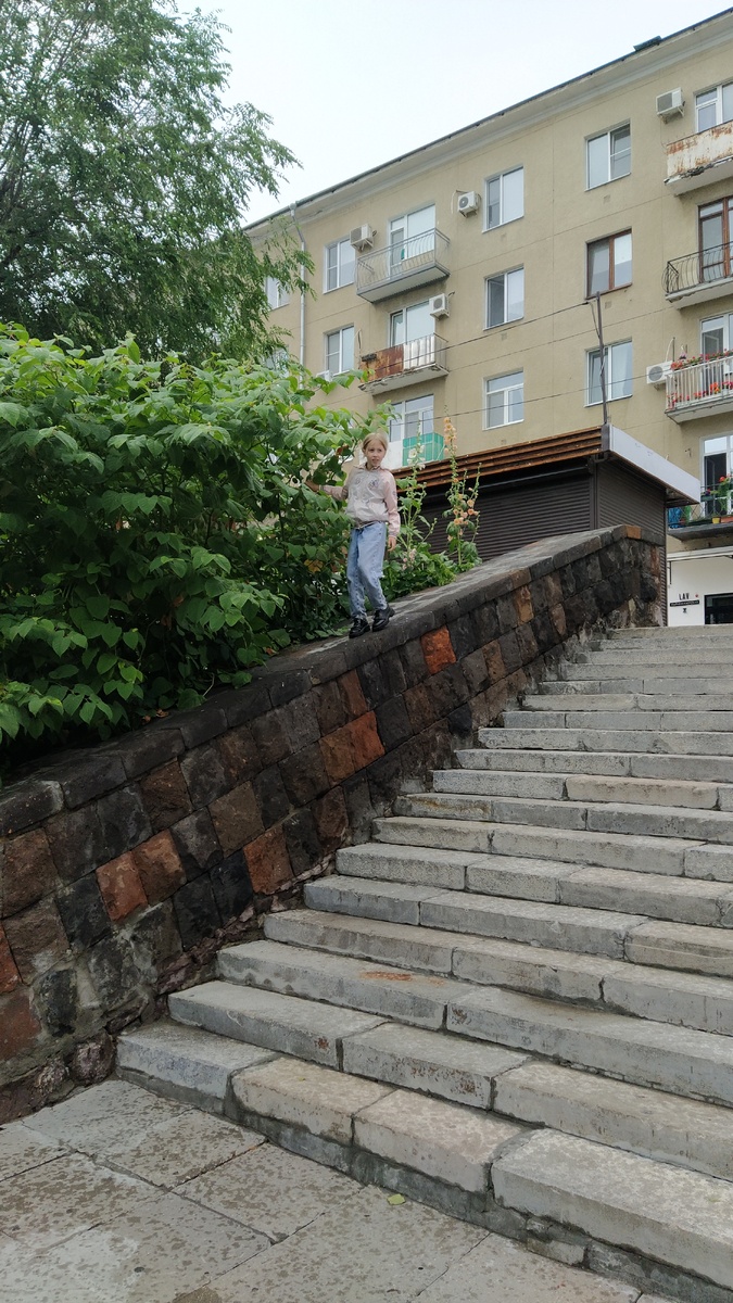 Тёмный камень это туф.