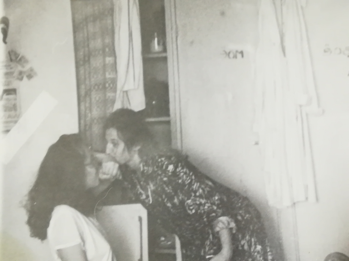 Надпись задом наперёд, это Инка так фотки отпечатала, мартышка. 