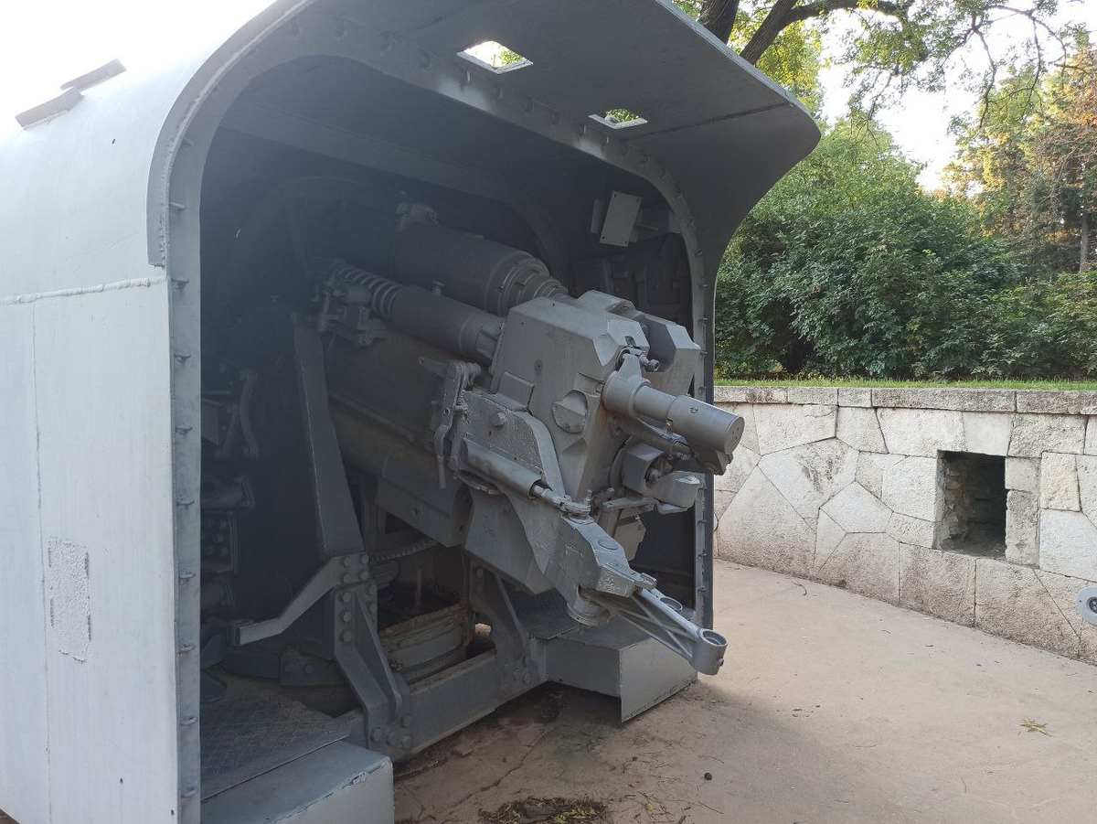 Корабельное орудие времён Отечественной Войны, сегодня оно прячет мирную игрушку.