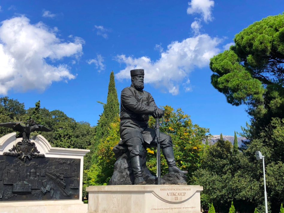 Памятник императору Александру III в Ливадии. Автор - скульптор Андрей Ковальчук.