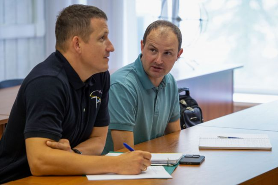 Сергей Кудь-Сверчком и Сергей Микаев на занятиях. Фото: ЦПК 