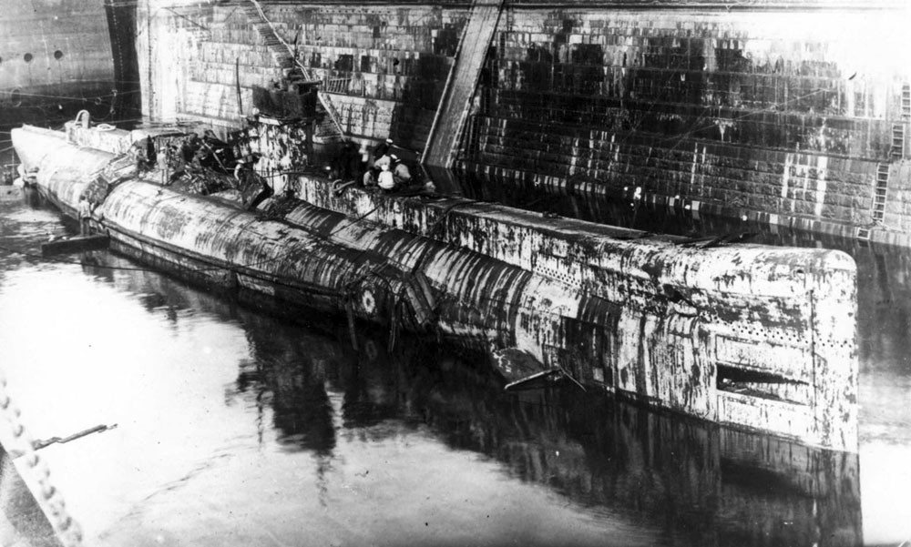 L55 в доке после подъема