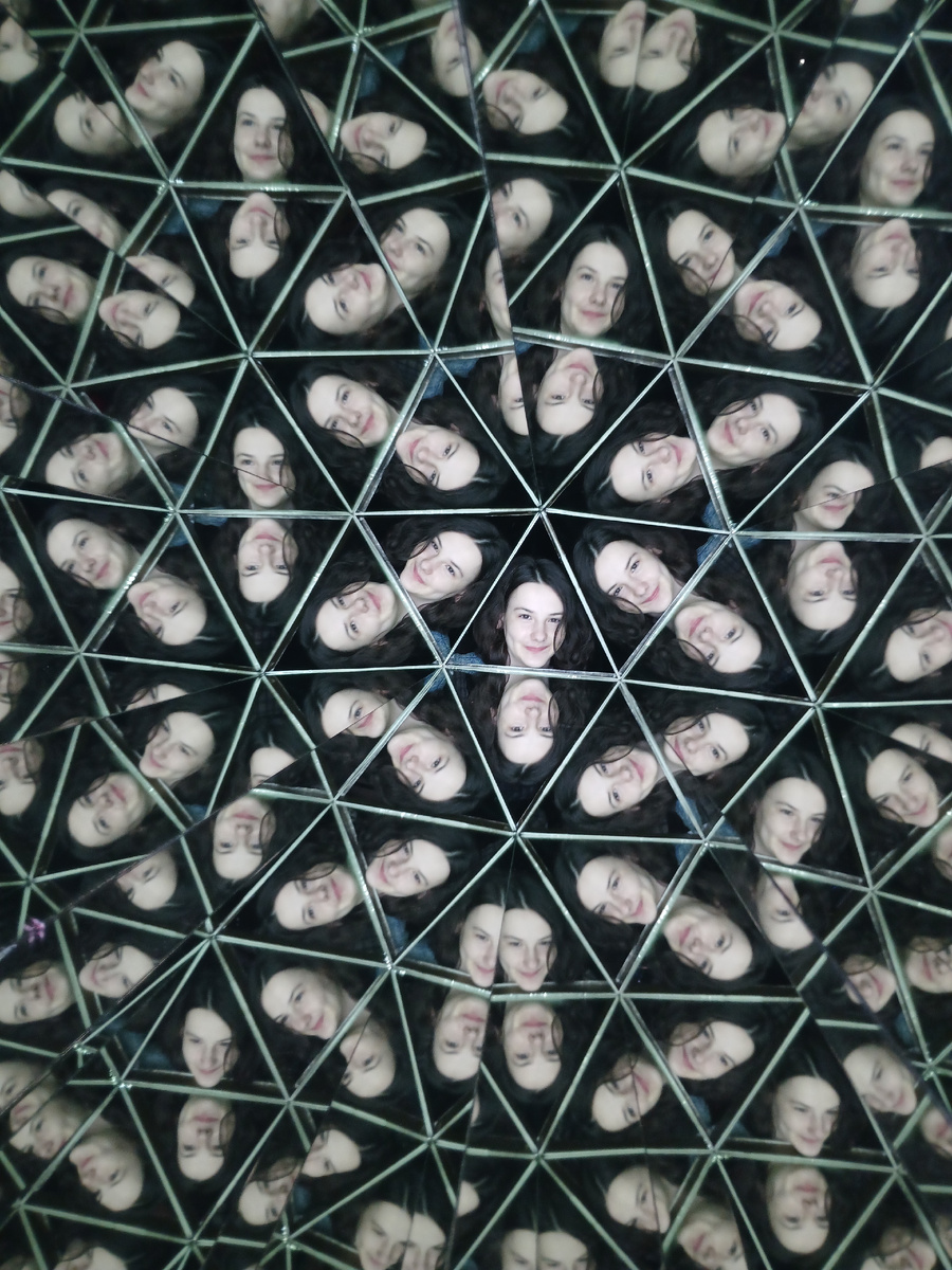 Дочь в зеркальной комнате