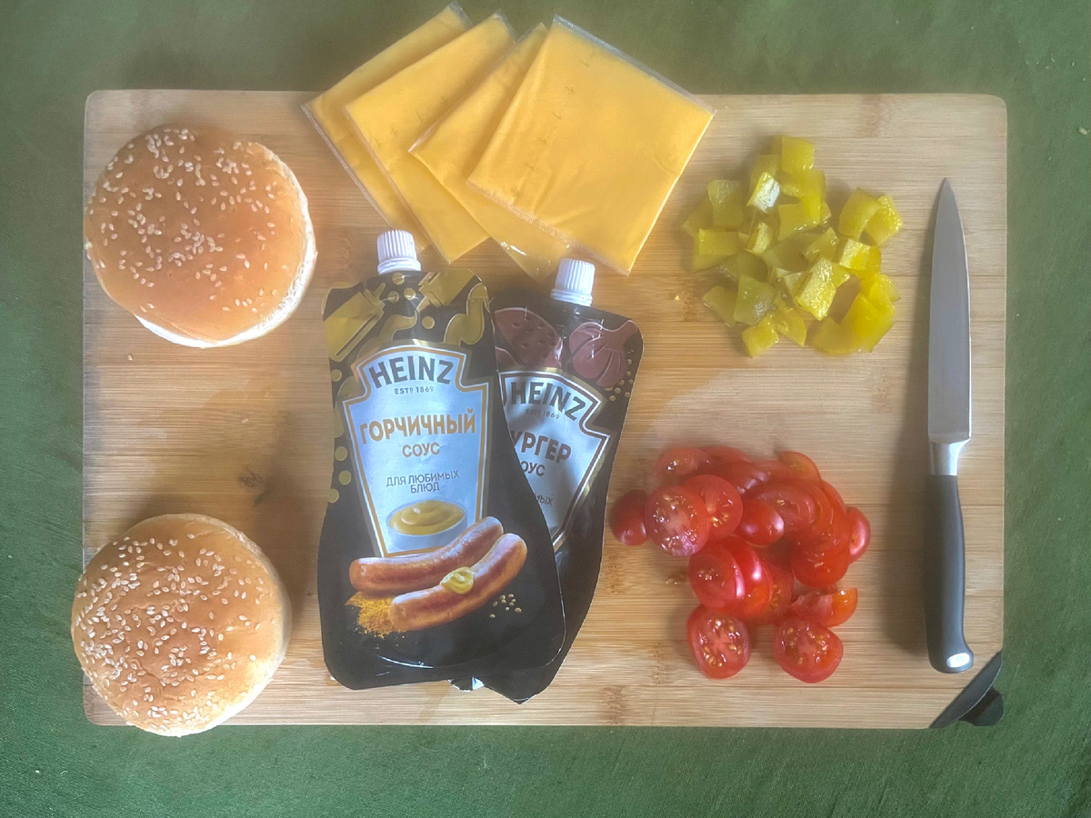 Помидоры и огурцы нарезать слайсами