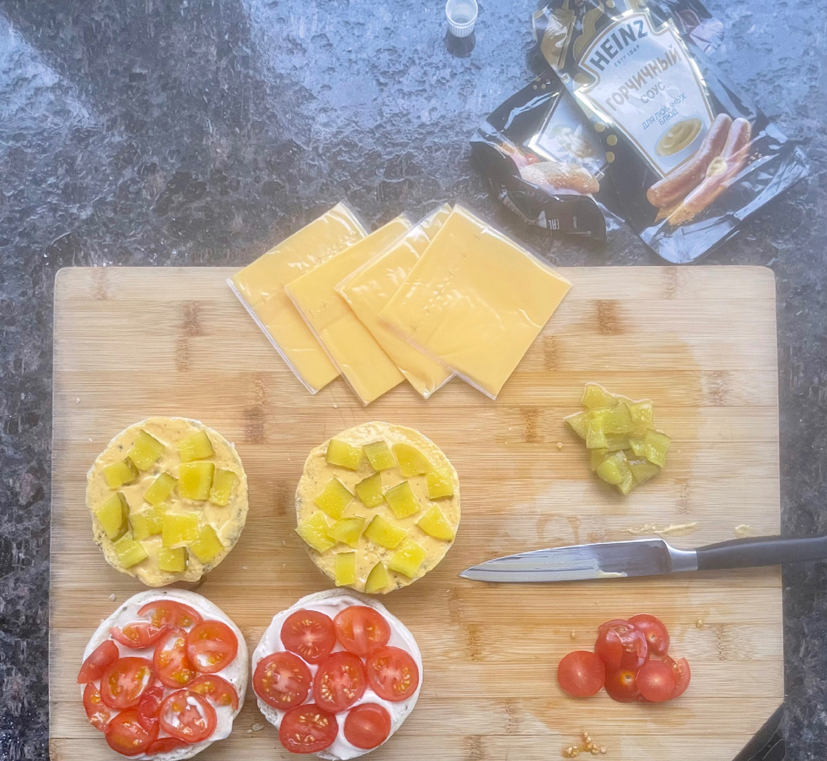 Поджарить булки изнутри.                                     горчичный соус с огурцами и луком.                         Бургер соус с помидорами (лук по вкусу).              Накрыть сыром