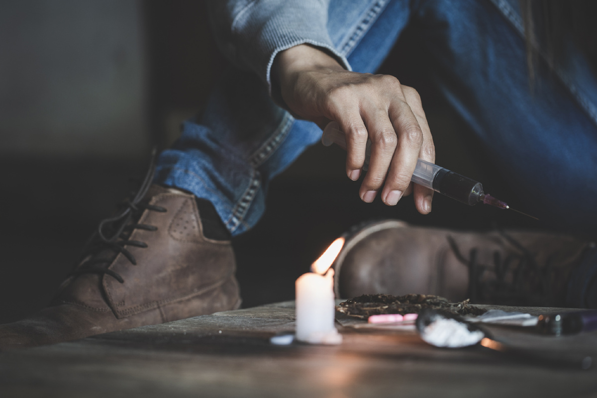 Природа синдрома зависимости при алкоголизме, наркомании и токсикомании. (Источник изображения freepik.com)