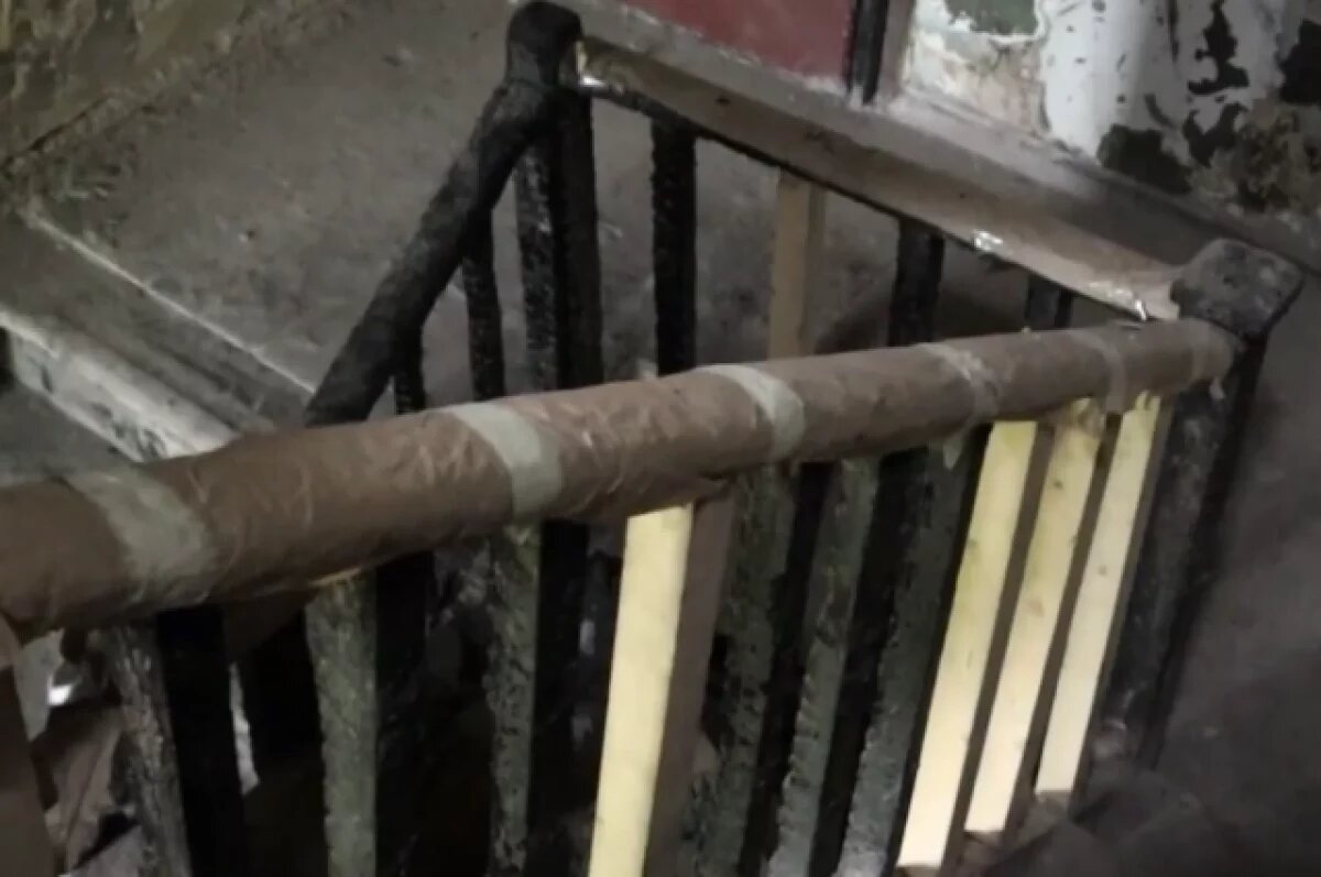    Люди боятся пользоваться лестницей.