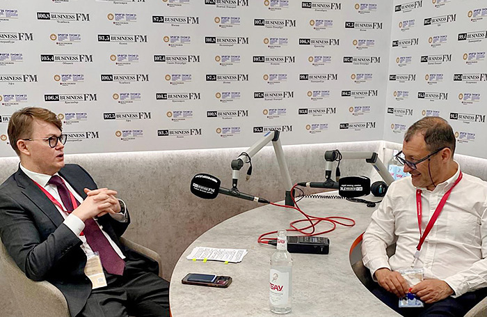    Статс-секретарь, замминистра экономического развития Алексей Херсонцев и главный редактор Бизнес ФМ Илья Копелевич (слева направо).BFM.ru