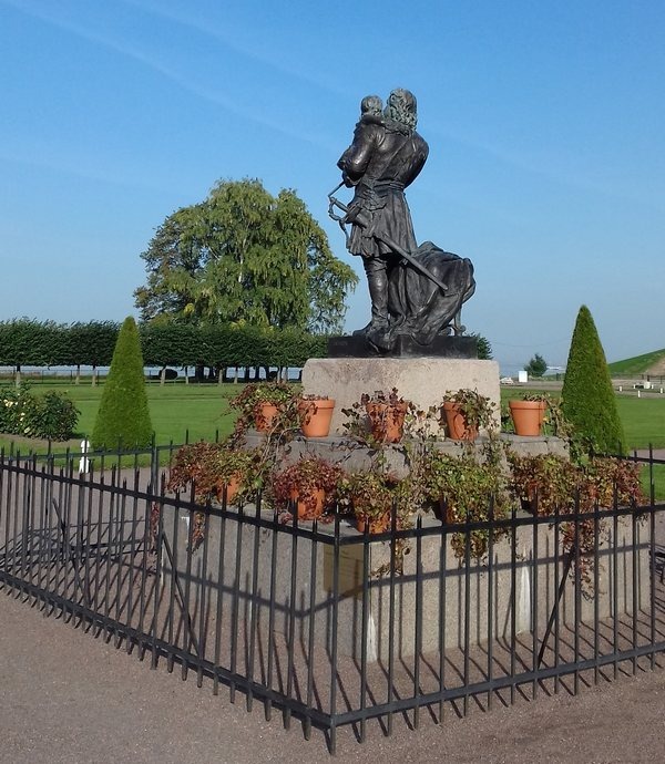 Памятник Петру 1 в Нижнем парке Петергофа /фото из личного архива, 2017/