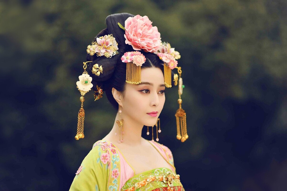 Кадр из сериала «Императрица Китая» (2014). Фань Бинбин — китайская актриса, которая сыграла У Цзэтянь.