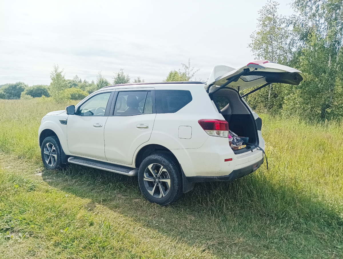 Просто и уверенно пройдено лёгкое бездорожье с ямками и камушками