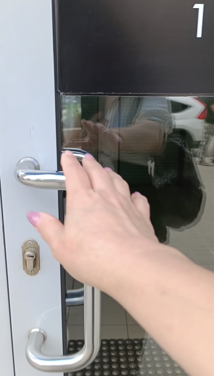 Открываю дверь в новое:) Не сказать, конечно, что вокал для меня - это новое. Но здесь я еще кроме Маши и администратора больше никого не знаю... Мне предстоит еще со всеми познакомиться. Надеюсь, здесь все будет хорошо:) 