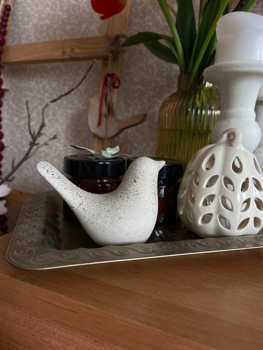 Эту композицию на комоде еще так и не поменяла, стоит с начала весны ))