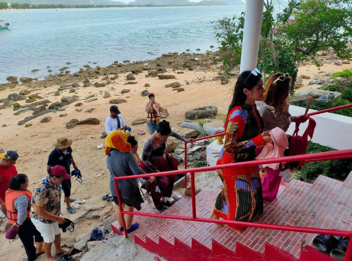 Поднимаются по ступеням со своими дарами