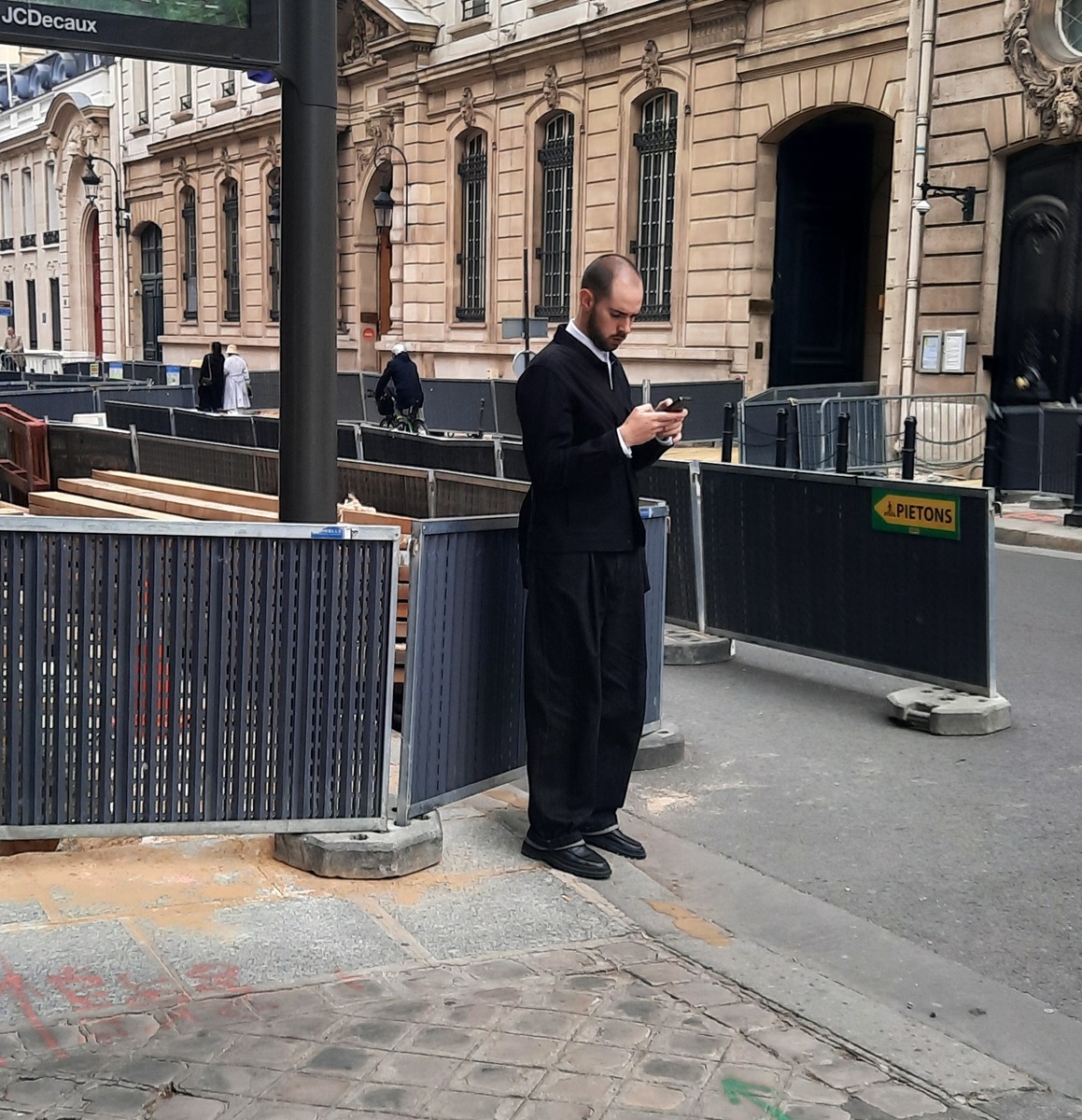 Улица Фобур Сант Оноре в 8и округе и ремонтные работы. Фото автора