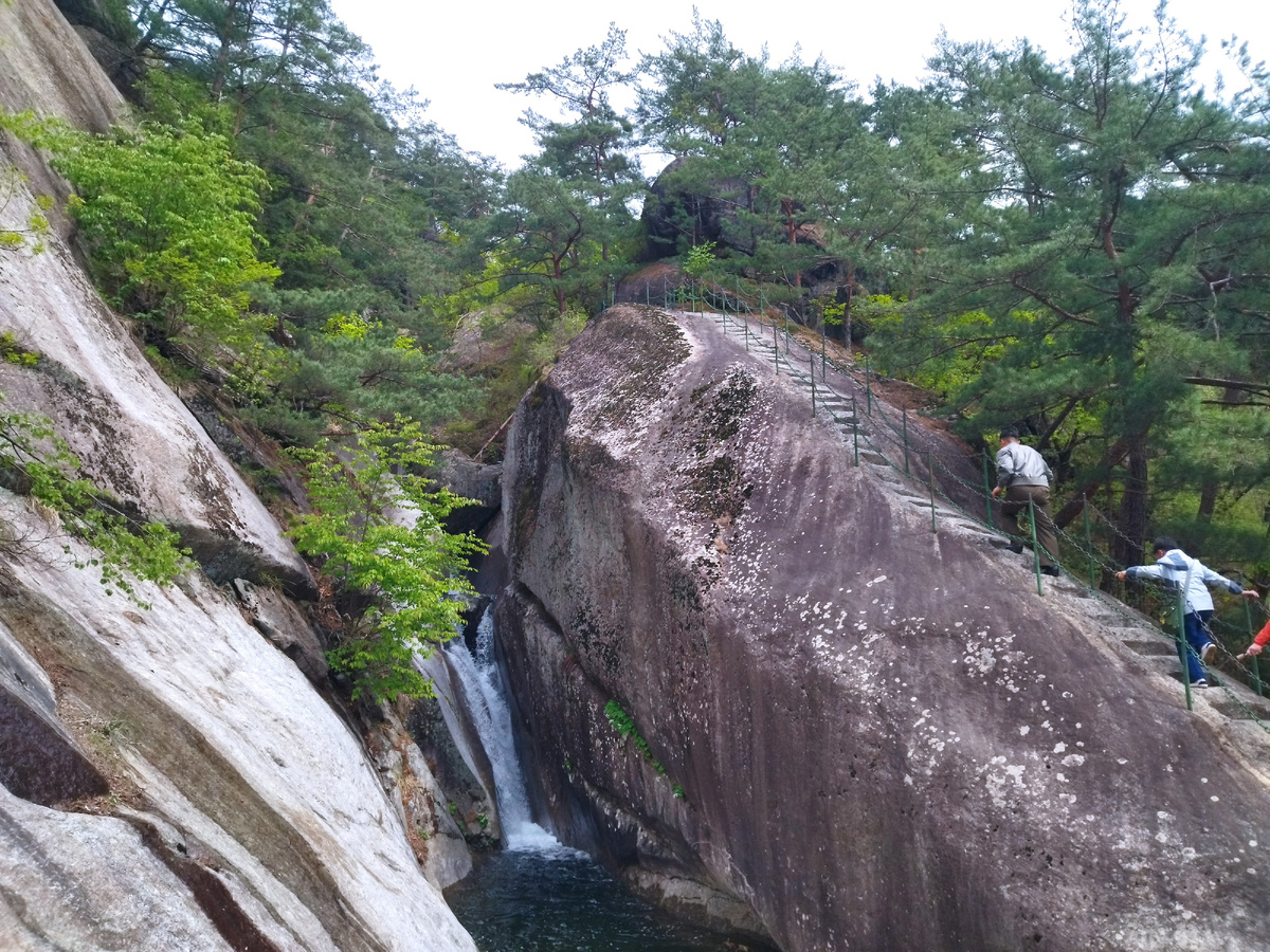 Водопадик и ступеньки вырубленные в скале. Горы Мёхансан.