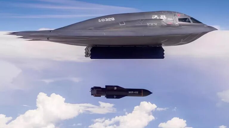 Сброс бомбы GBU-57A/B с бомбардировщика B-2 Spirit