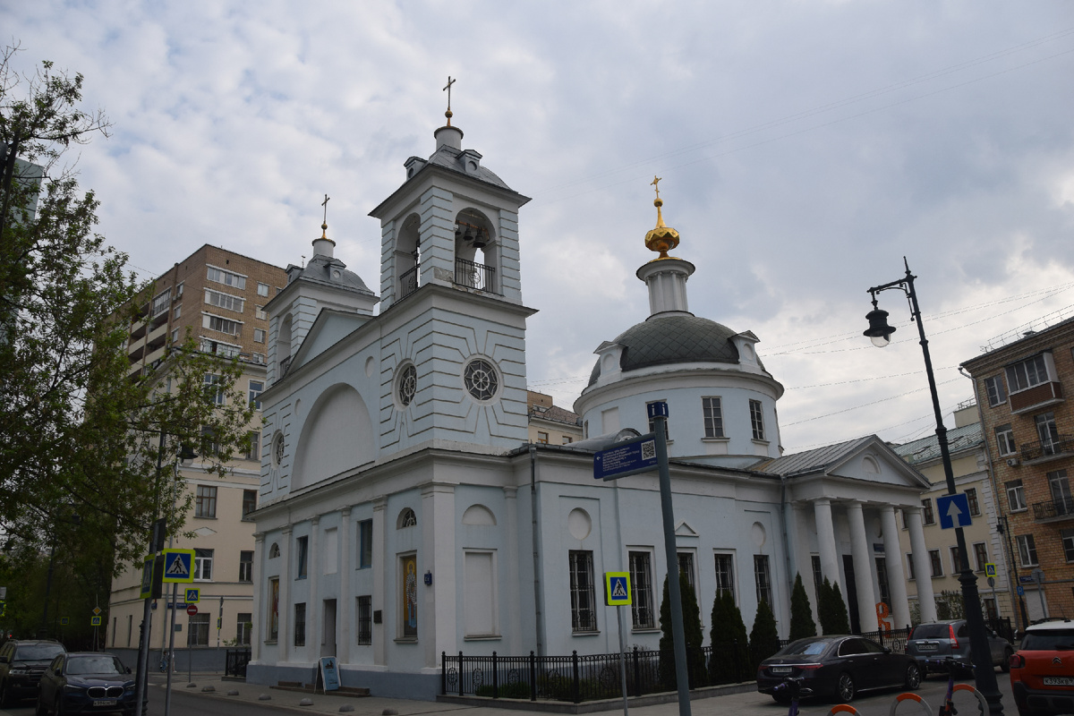 Храм Успения Пресвятой Богородицы на Могильцах. 1791 - 1806 г.г. арх. Никола Легран. Большой Власьевский переулок д. 2/2. Фото автора канала "Приключения Тома Сойера".