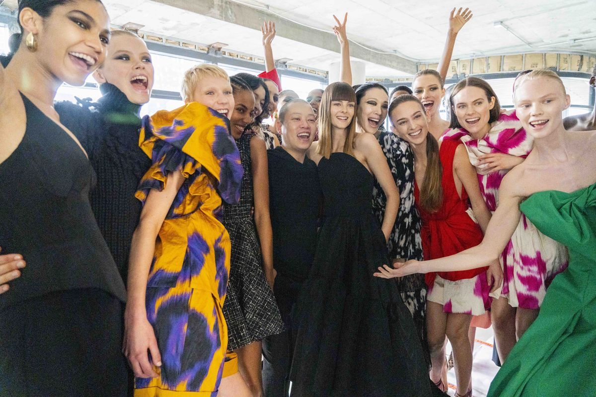 Джейсон Ву в окружении моделей во время своего осеннего показа 2022 года. (Фото предоставлено Harper's Bazaar)