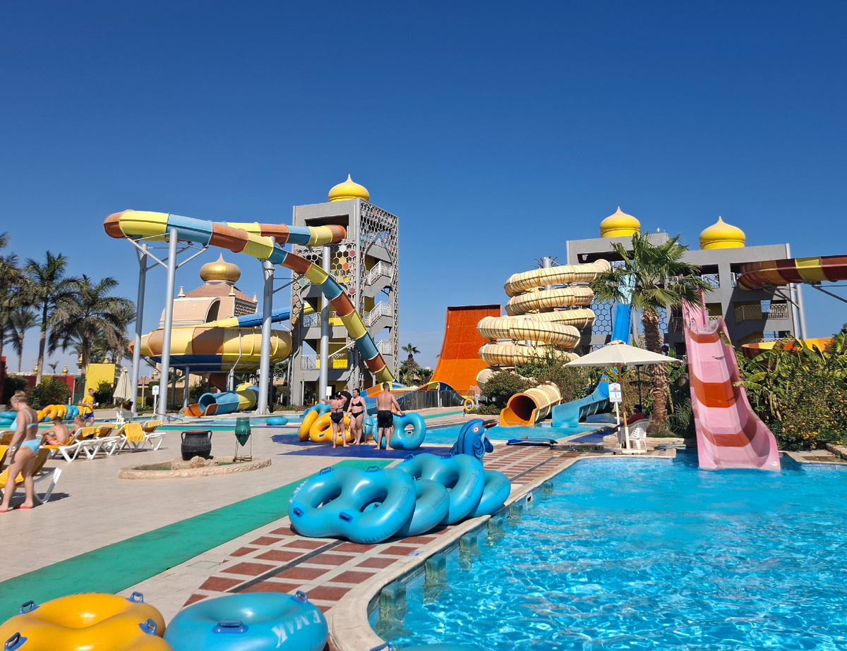 На курортах Египта пока все идет своим чередом, но поток туристов снижается