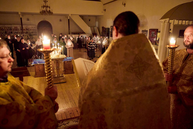 Ночью тверская молодежь собралась в церкви. На литургию