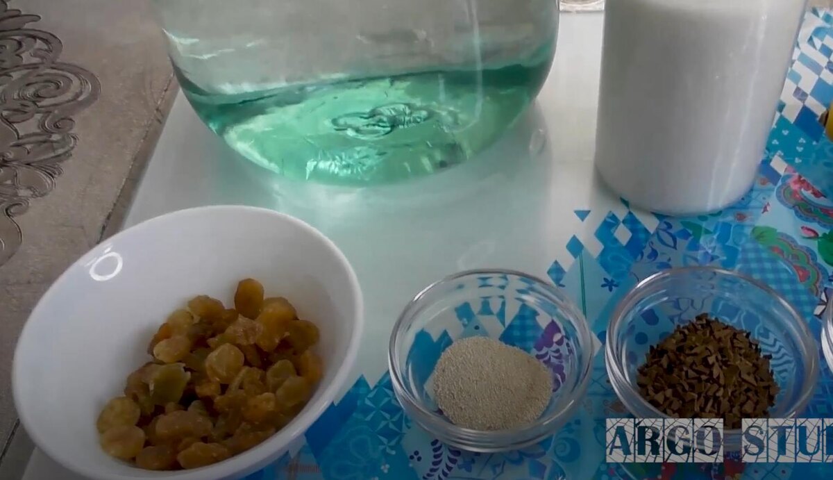 Изюм, дрожжи и растовримый кофе