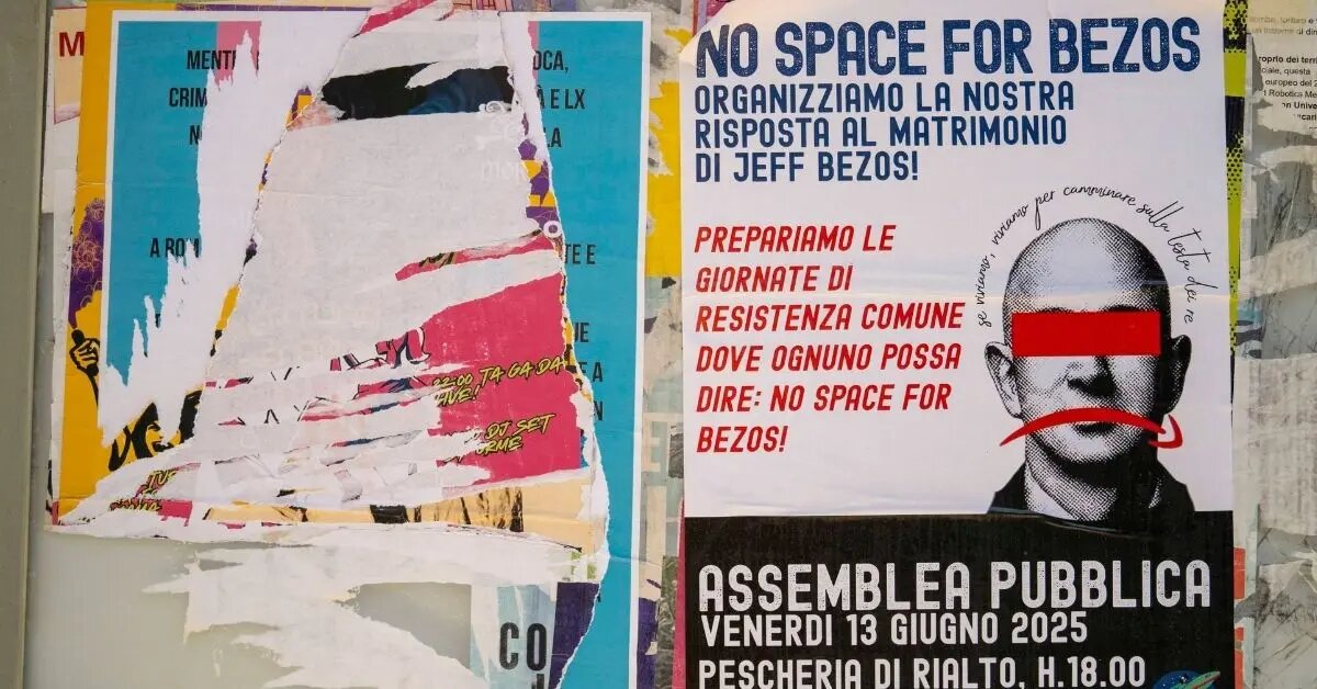 Плакаты на улицах Венеции