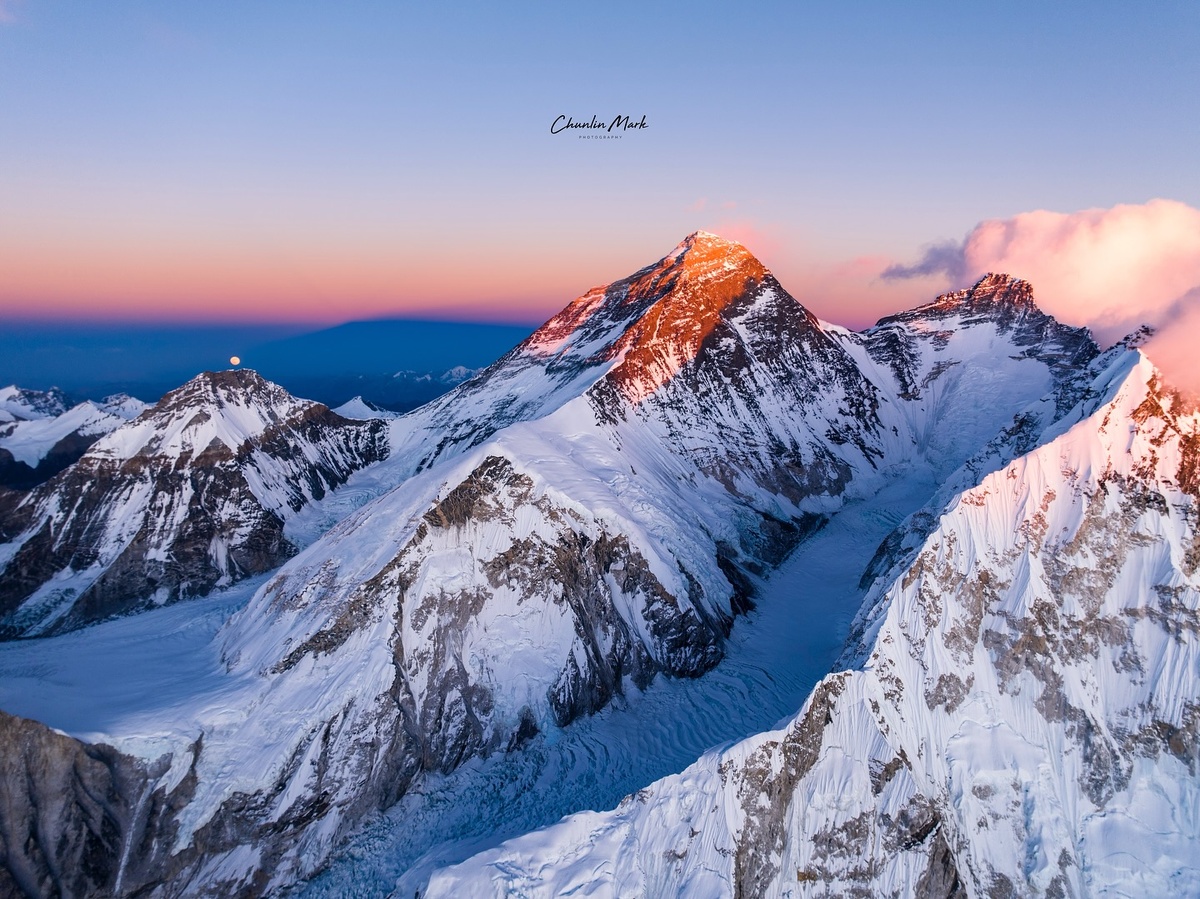 Редкое сочетание солнца и луны над Эверестом. Снято 27 декабря 2023 года. Фото: Ma Chunlin 