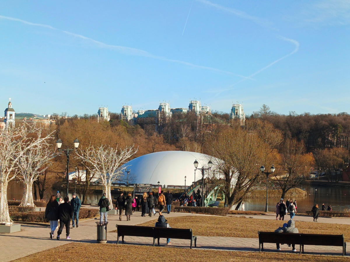 Остров в форме подковы на пруду с мостиками. Ещё стоят зимние украшения - светящиеся искуственные деревья.