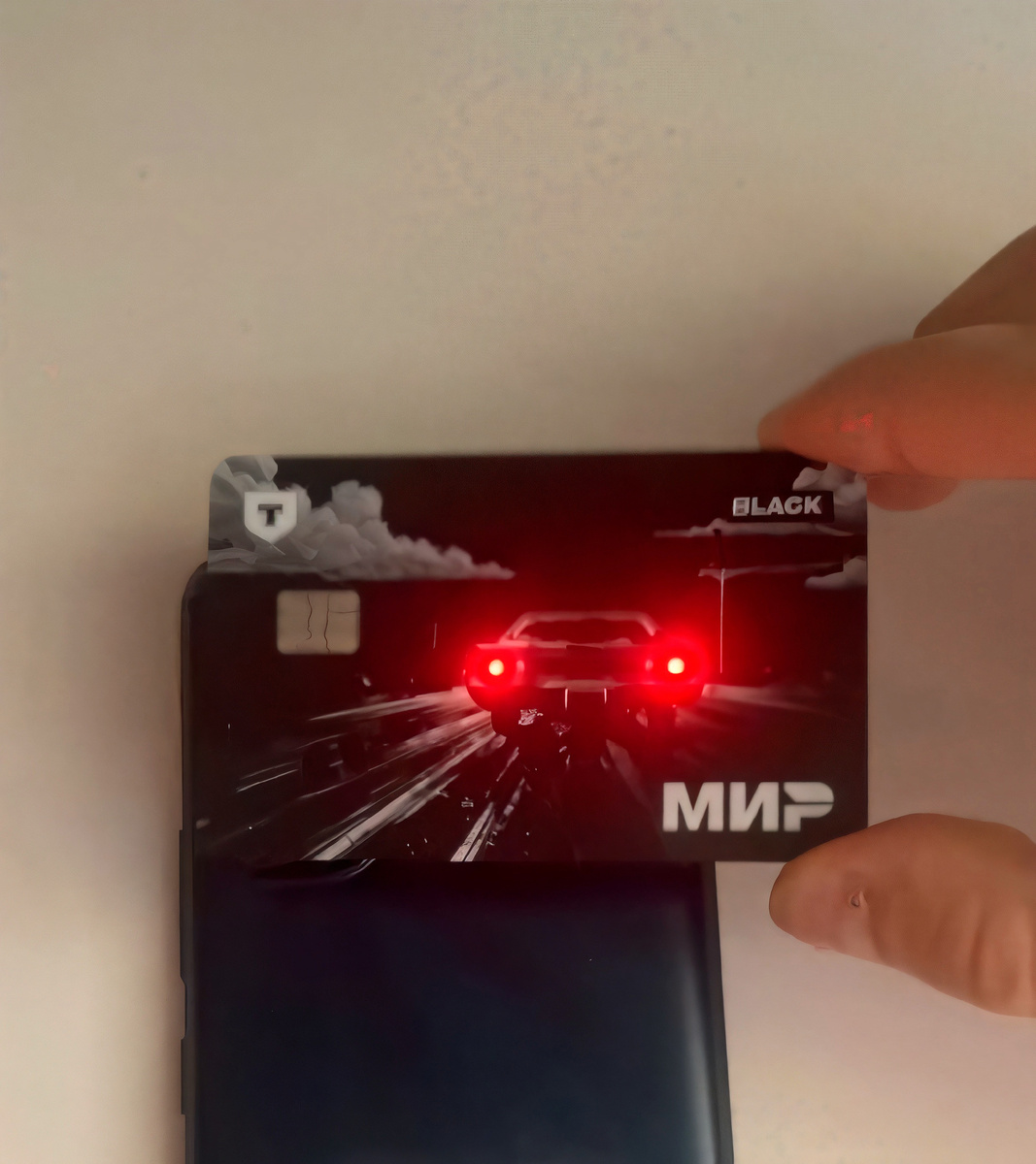 Светящаяся карта с авто с горящими фарами от Т-Банка