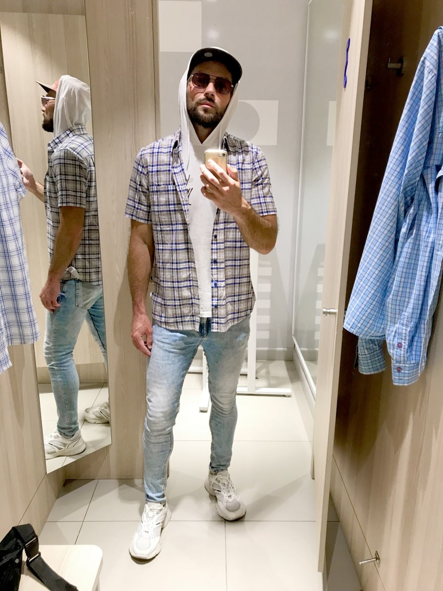 Сделал фото, когда рубашку выбирал.