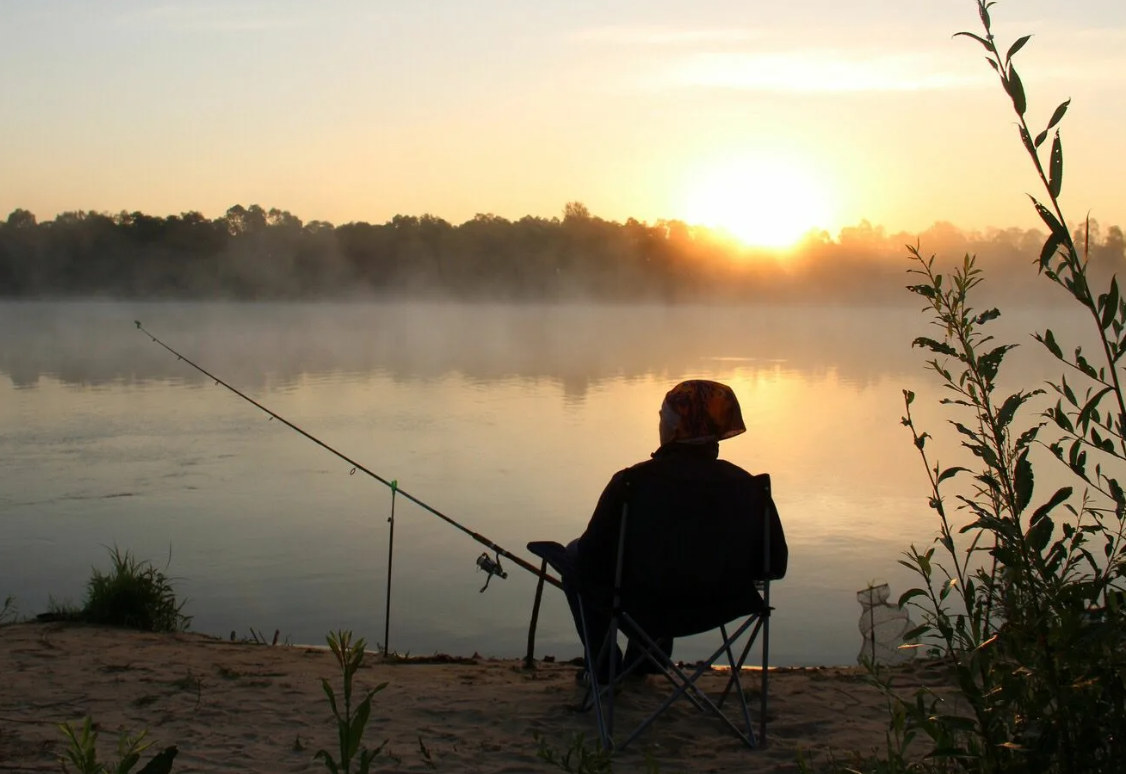Рыбалка на фидер ранним утром. Источник фото i.pinterest.com