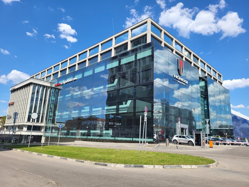    Hongqi расширяет дилерскую сеть в Сибири. На фото - салон марки в Москве. Фото автора