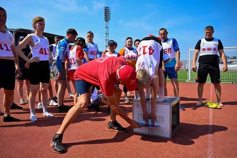 Одно из испытаний — наклон вперед из положения стоя на гимнастической тумбе
Фото: vk.com/gto_krsk
