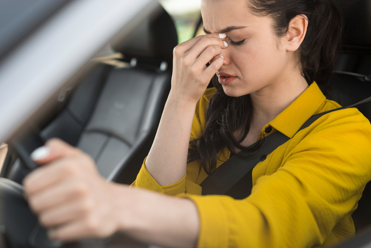Источник: https://www.freepik.com/free-photo/woman-driving-having-headache_7763170.htm