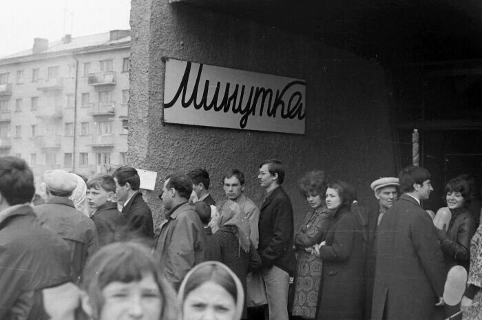 В Минутку всегда толпились очереди, особенно за шашлыками. \ Фото: pastvu.com.