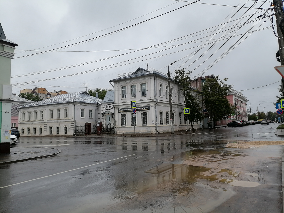 Остатки 19 века на перекрестке Гагарина и Воскресенского.