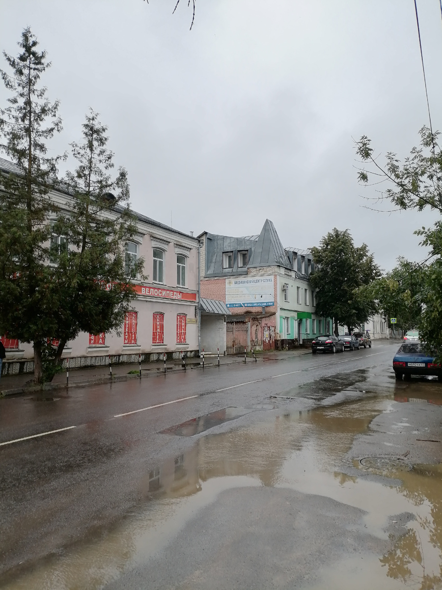 Тоже 19-нач.20, страшненькие уже, но стоят и верно служат купцам. В зелененьком чай продавали Высоцкие.