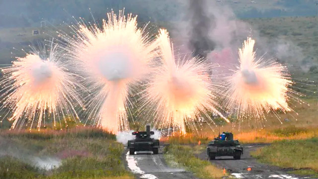 Техника отстреливает аэрозольные дымовые гранаты, постановка дымовой завесы (фото из открытых источников)