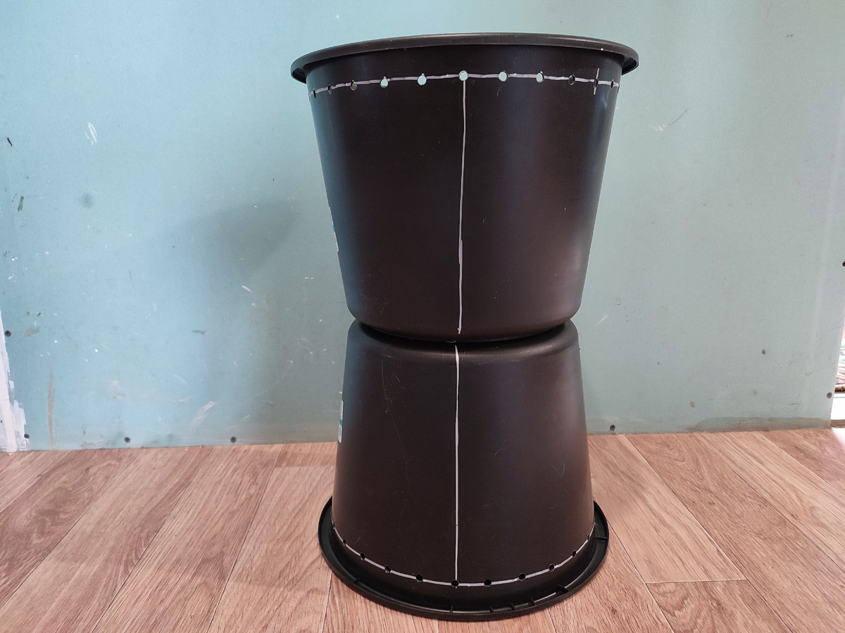 Для надёжности соединения обе части можно прокрутить саморезами