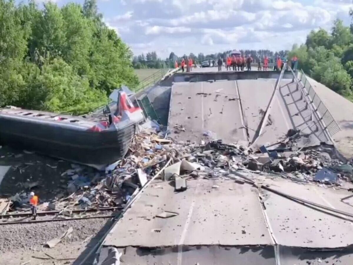    Аварийно-спасательные работы на месте обрушения моста в Брянской области© МЧС России/Telegram