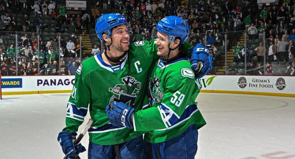    Кирилл Кудрявцев (справа) / ХК «Абботсфорд Кэнакс»