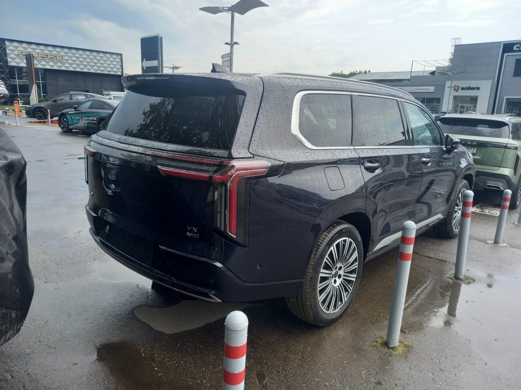 Примерно 15% респондентов считают, что реализация новых легковых авто в России по итогам 2025 года не превысит 1 млн экземпляров.