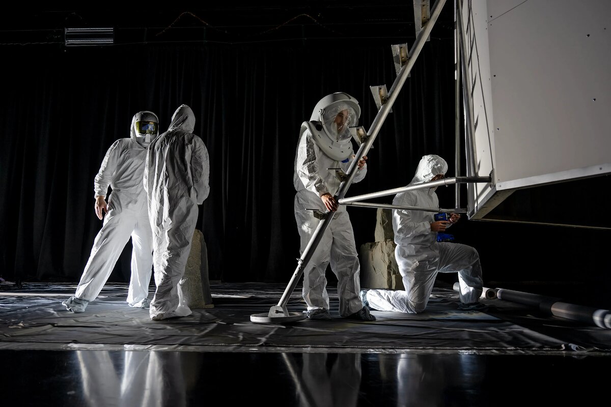 Flat Floor Facility — это пол с воздушной подушкой, обеспечивающий полномасштабное моделирование лунных систем, имитируя невесомость в двух  измерениях. Используя низкодетализированные материалы, инженеры-испытатели могут понять, как экстремальное освещение южного полюса Луны может повлиять на работу на поверхности во время Artemis 
III. NASA