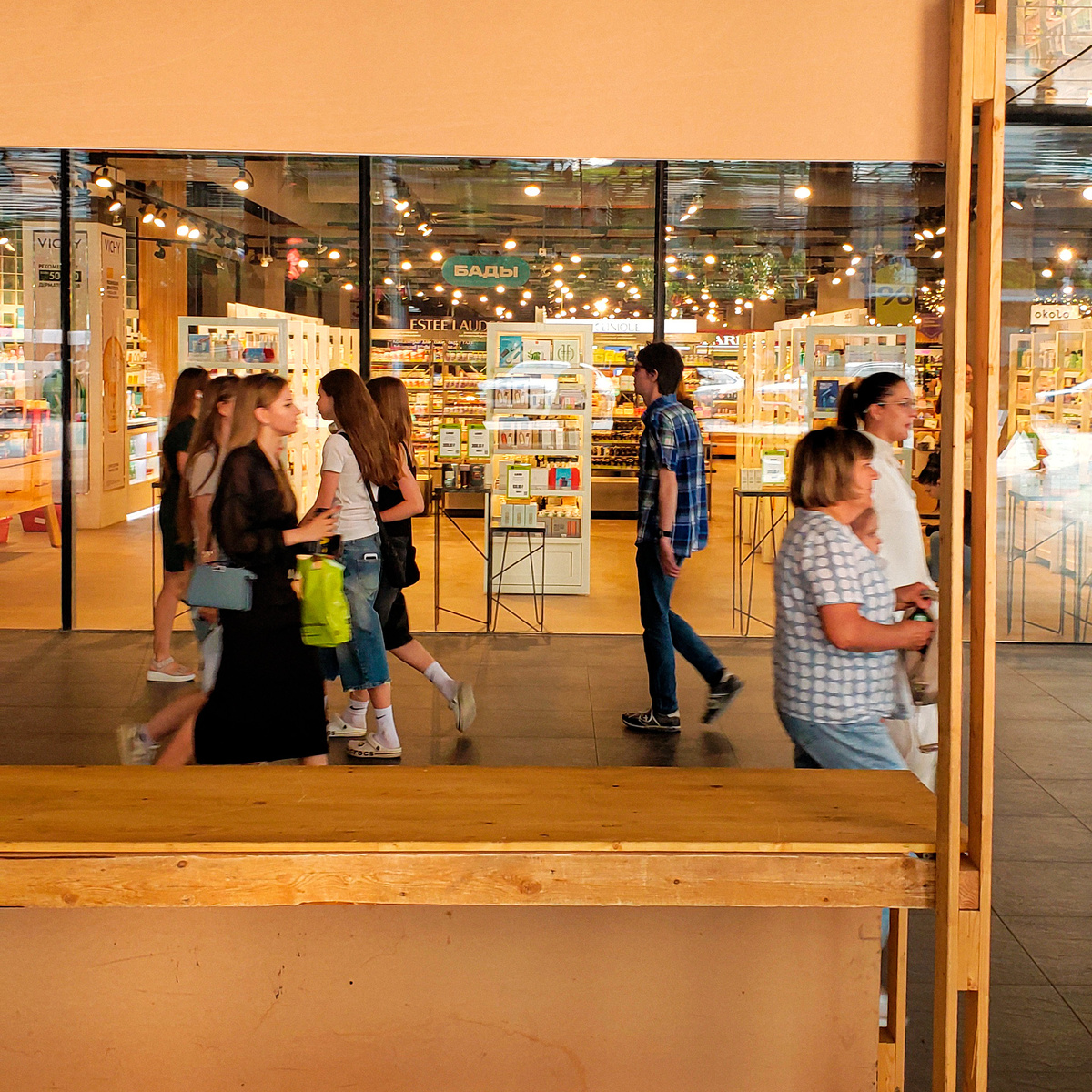 Ворошиловский торговый центр до сих пор место притяжения самых красивых девушек города. А молодые парни всё так же ходят в дедовских клечатых рубашках с рынка.