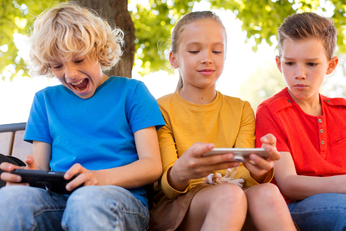 Freepic. Психические расстройства могут возникать вследствие чрезмерного увлечения социальными сетями и онлайн-контентом. Это связано с несколькими факторами: постоянное сравнение себя с идеализированными образами, воздействие негативной информации, недостаток живого общения и физической активности, а также нарушение режима сна и отдыха. 